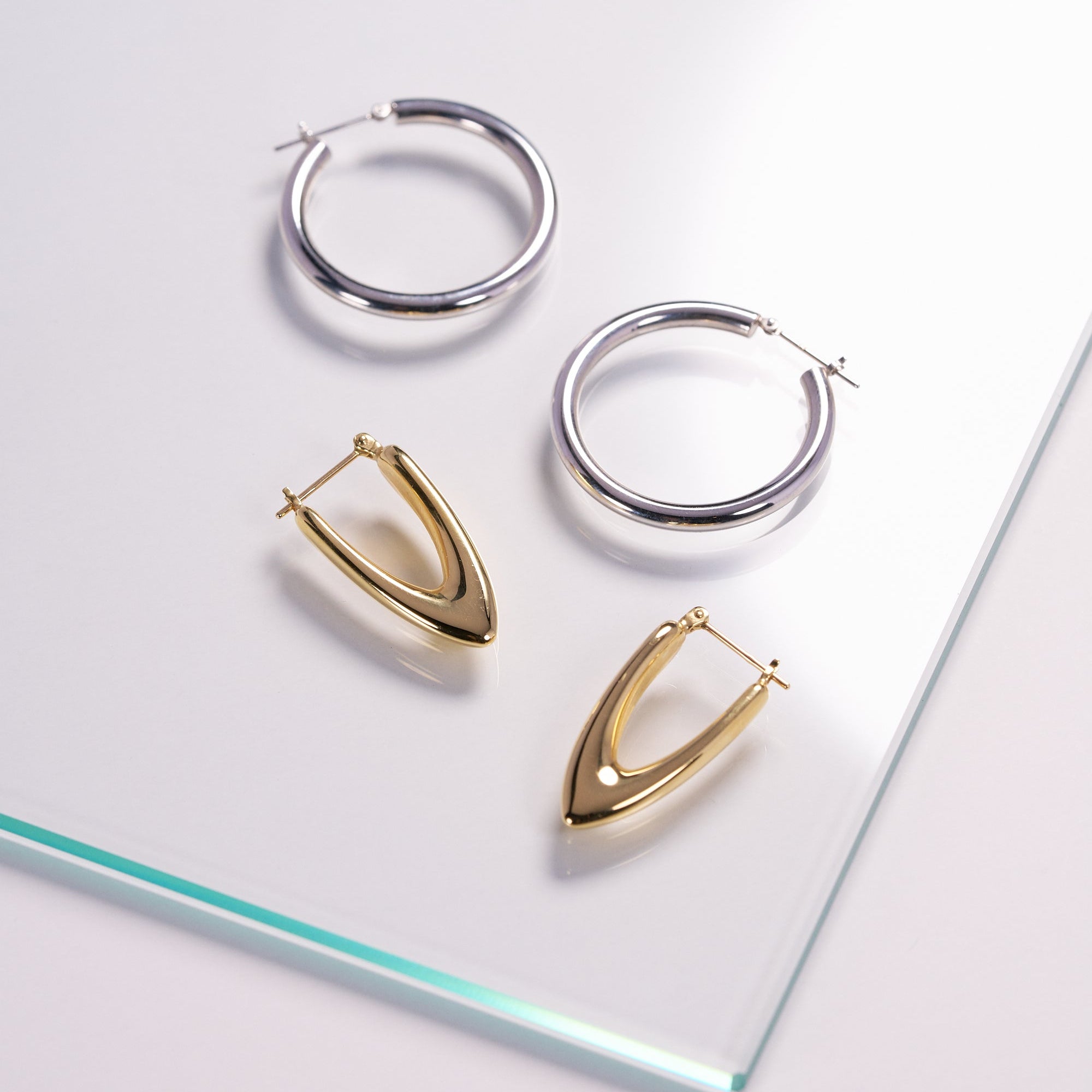 シルバーのシンプルフープピアスとゴールドの大ぶり地金ピアス｜440showroom 夏のピアスフェア