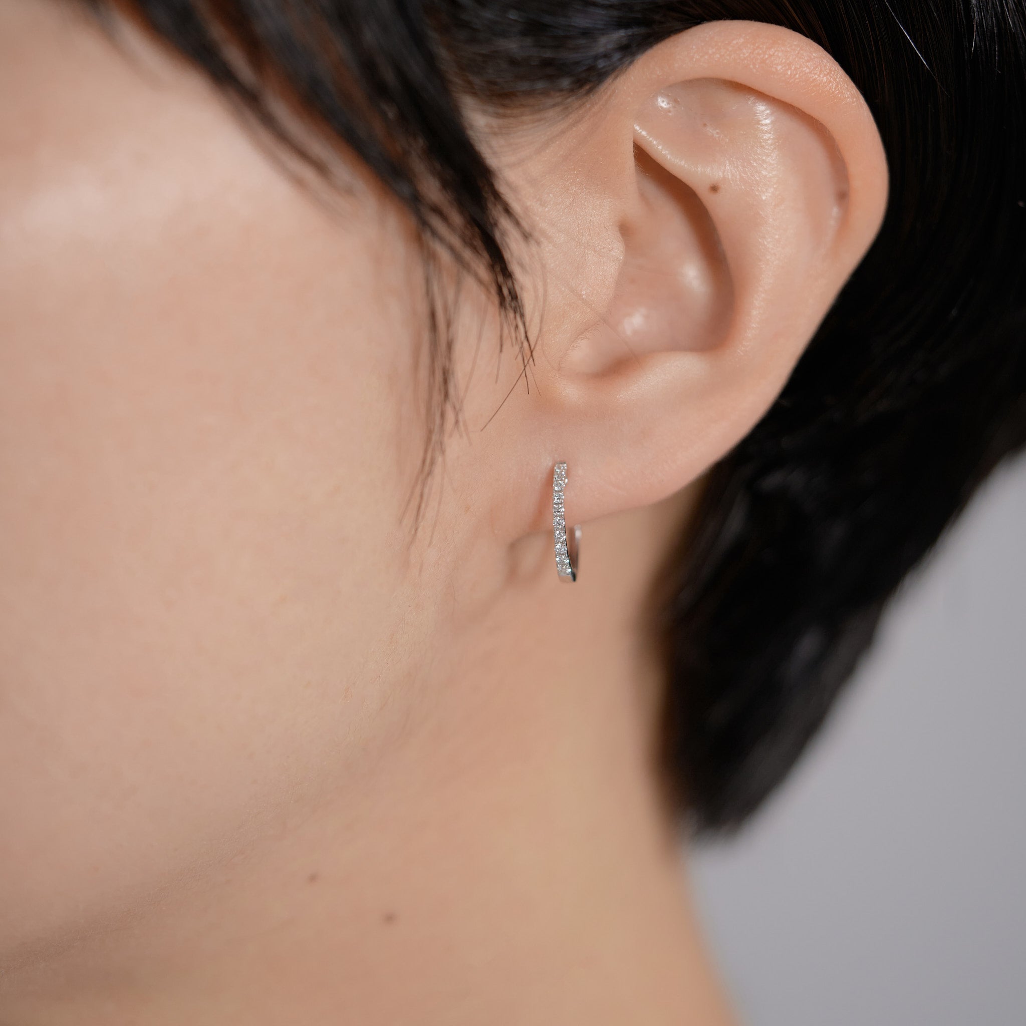 440 Basic ダイヤモンド フープピアス 14mm 着用イメージ