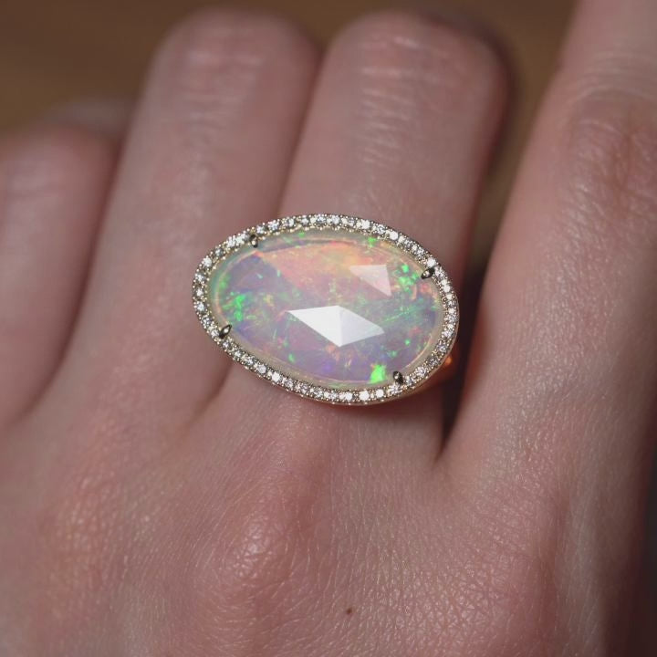 water-lip-emotion-opal-ring-large-k18-video-02.mp4