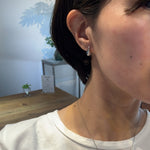 ティアドロップ ピアス K18ホワイトゴールド Small 着用イメージ 横顔