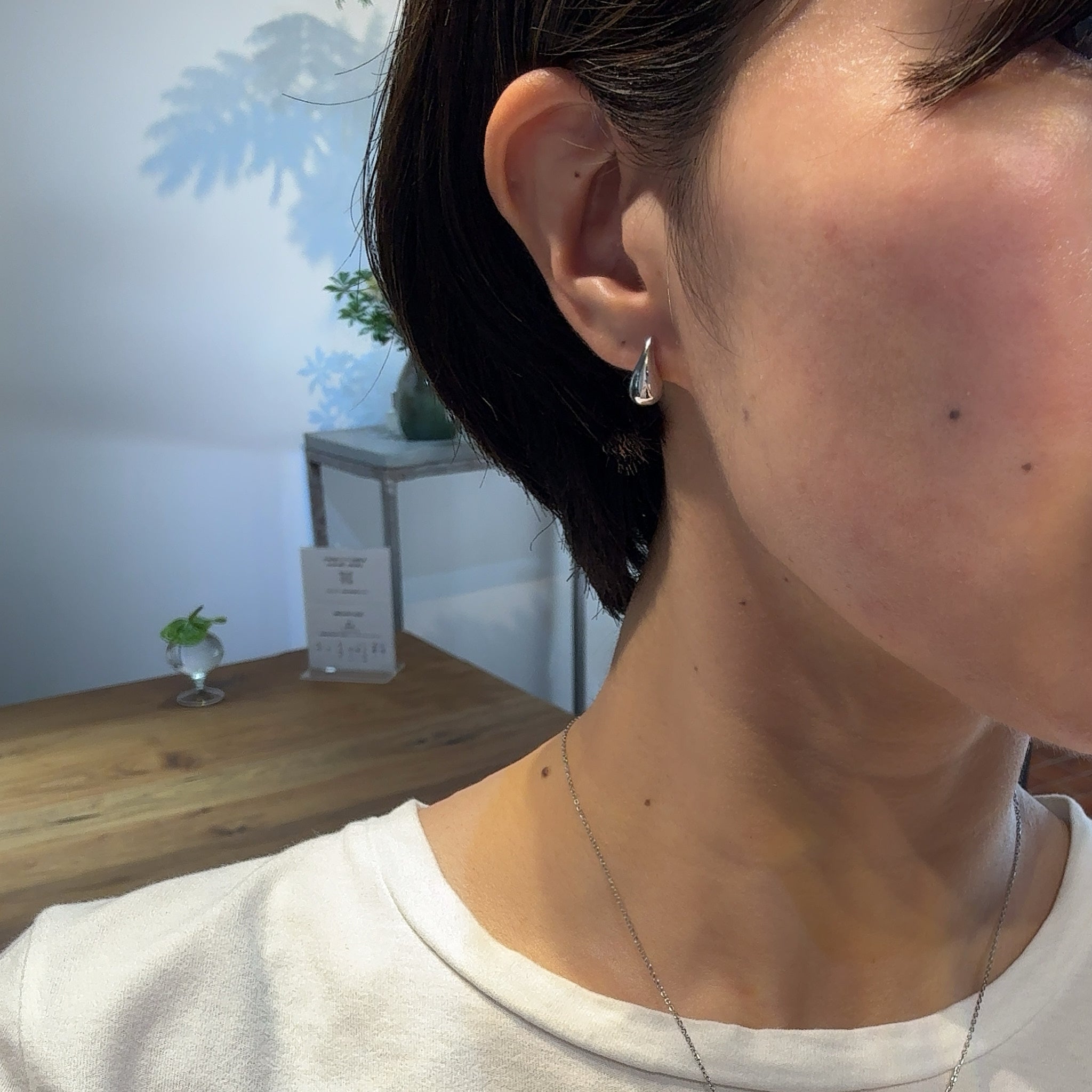 ティアドロップ ピアス K18ホワイトゴールド Small 着用イメージ 横顔