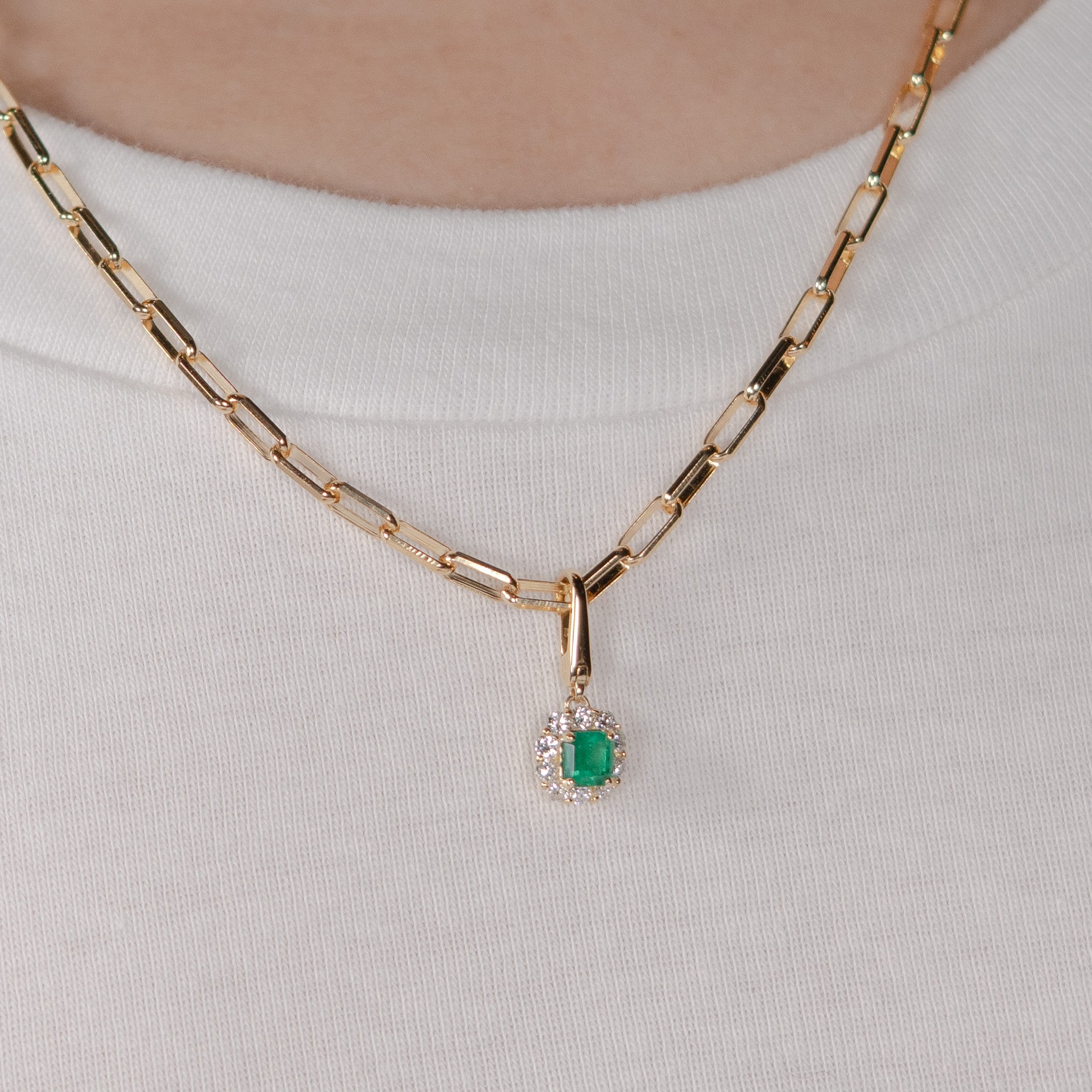 Tutu×Act エメラルド 0.41ct チャーム 着用イメージ