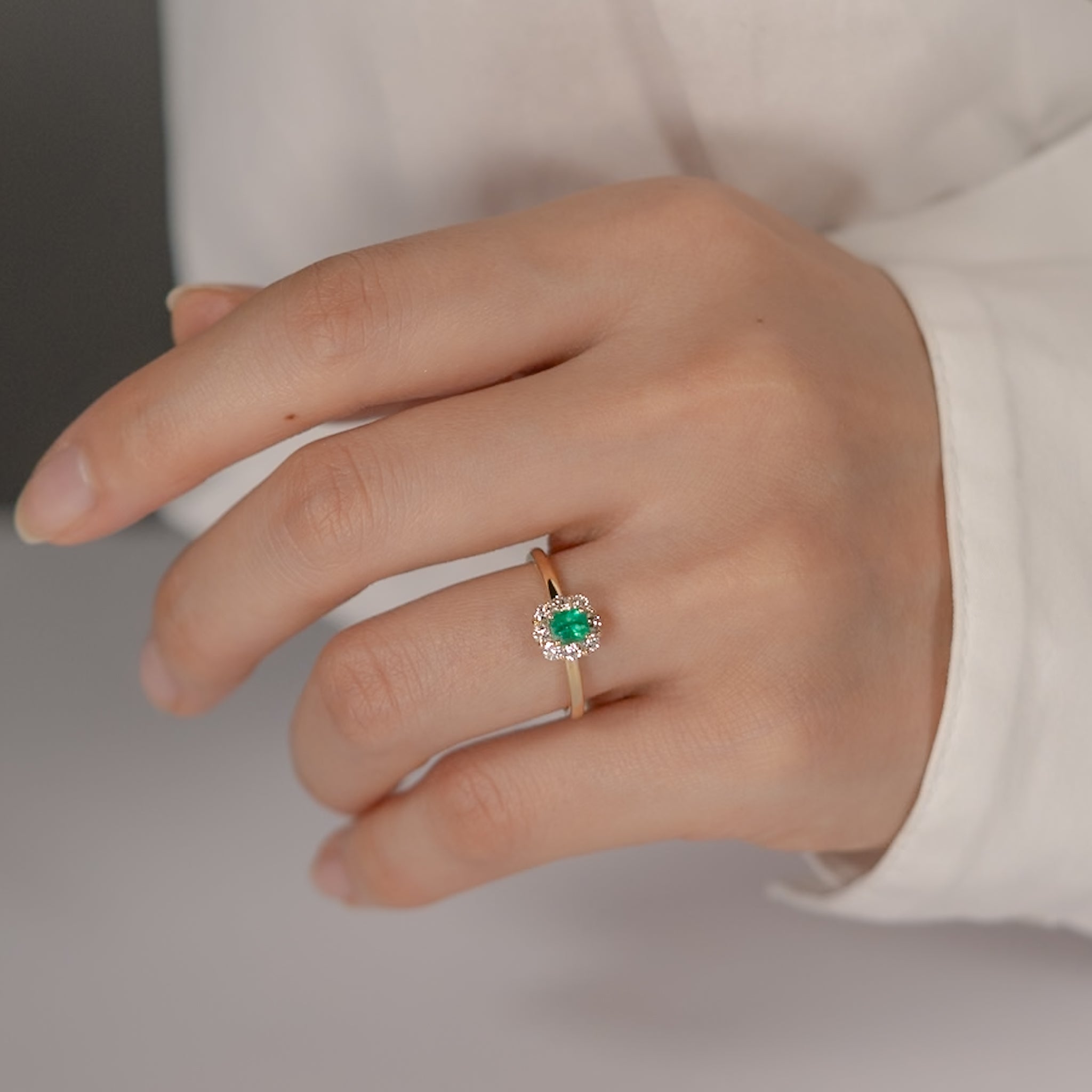 Tutu エメラルド リング 0.31ct 着用 クローズアップ